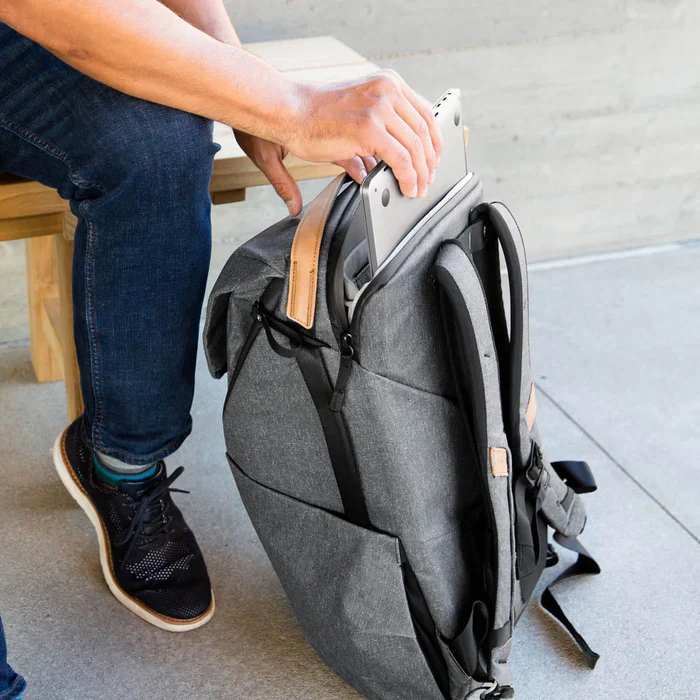 Peak Design Everyday Backpack 20L v2 - Charcoal - Image 5