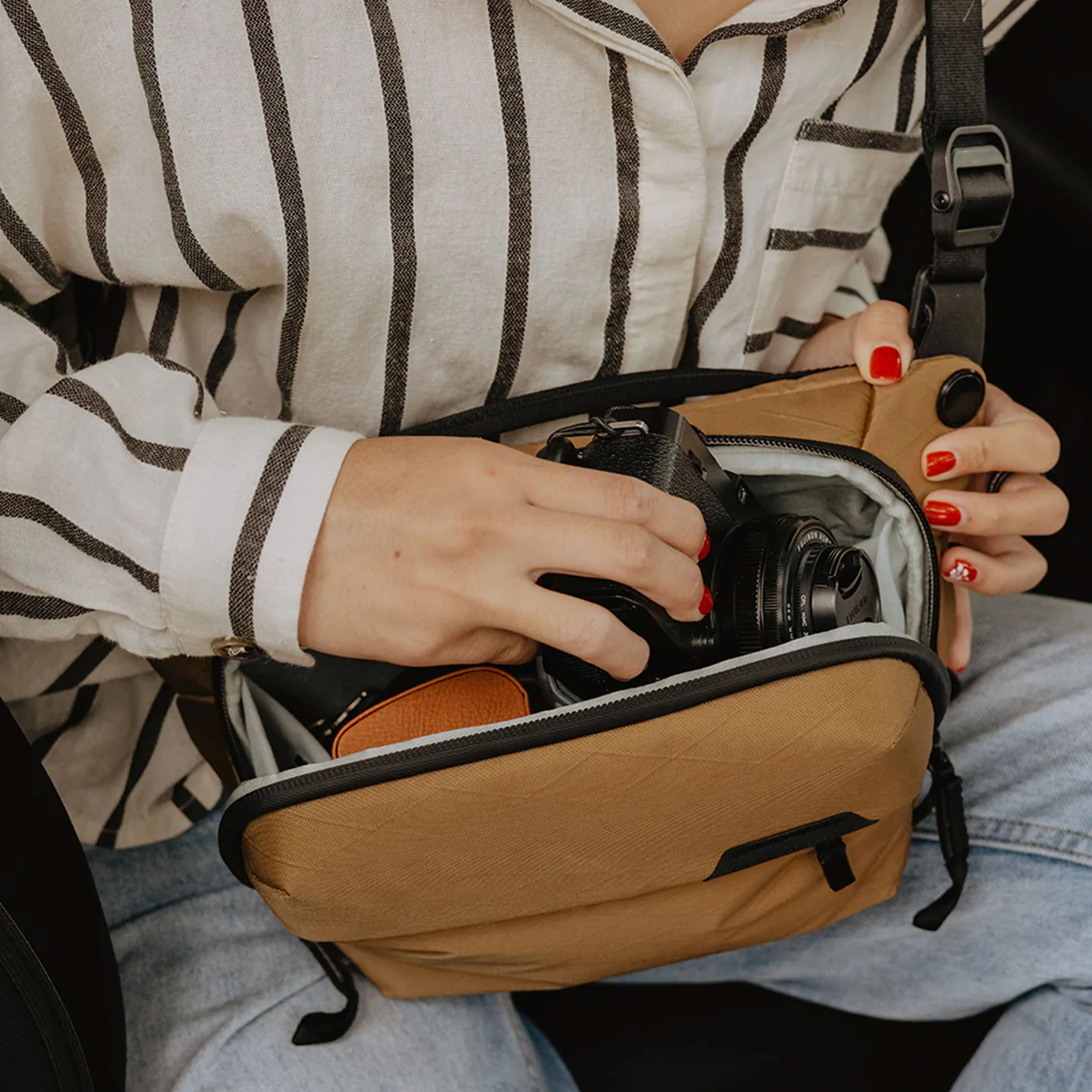 Peak Design Everyday Sling 3L v2 Coyote - Image 5