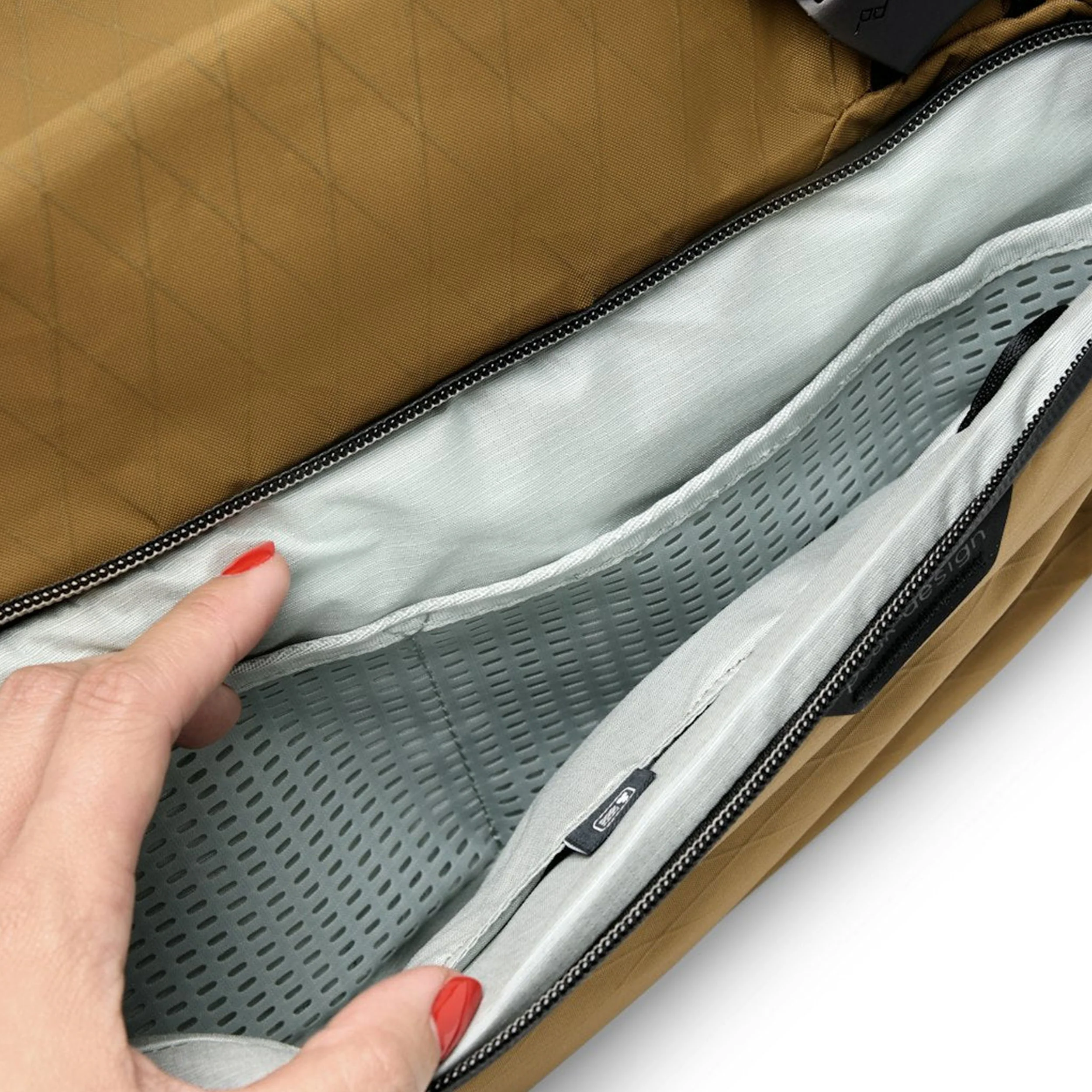 Peak Design Travel Duffel 35L Coyote - Image 3